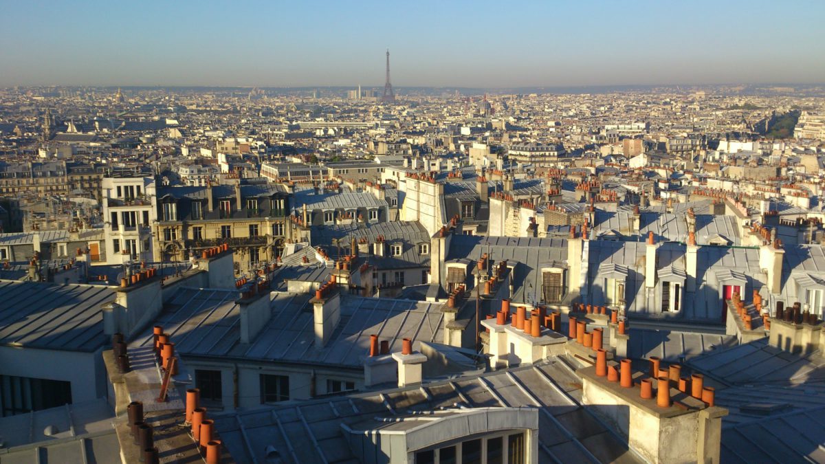 Wieża Eiffla góruje nad całym Paryżem